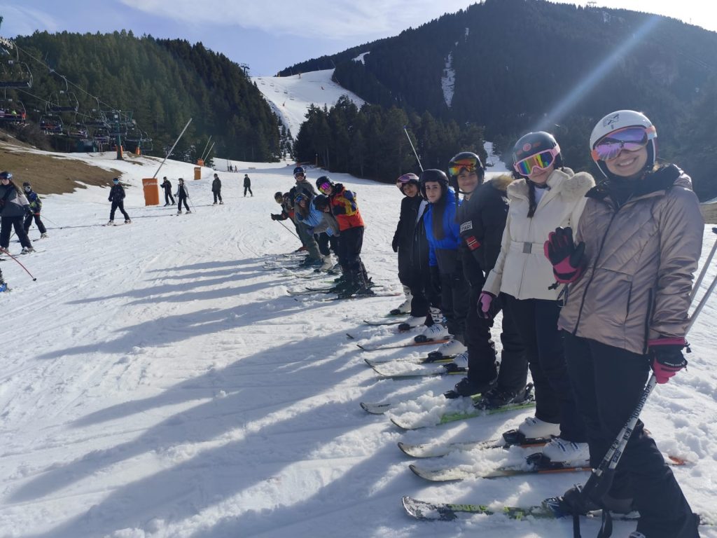 Clase colectiva de esquí en la Molina